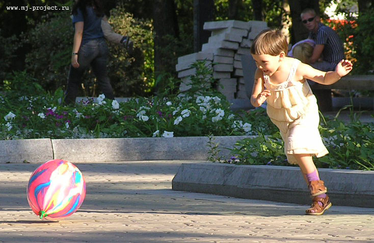 Девочка с мячом