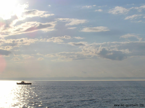 Байкал, рыбак и облака